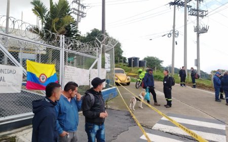 Manifestación de la comunidad en la entrada de la planta de ECOPETROL en Albán, Cundinamarca