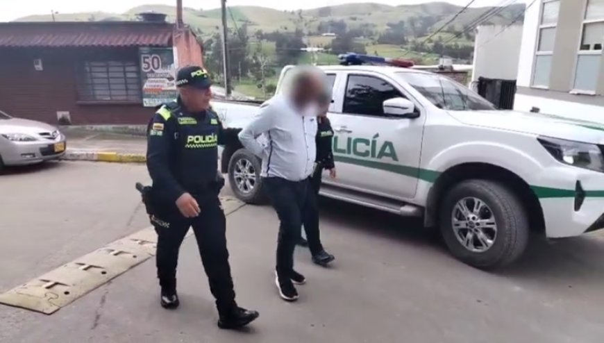 La Policía Nacional capturó en Manta a un sujeto que habría abusado sexualmente a una menor en Bogotá.
