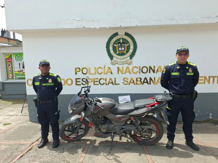 Operativos de seguridad en Facatativá dejan recuperación de motocicleta, captura por suplantación y decomiso de estupefacientes que una mujer intentaba ingresar al CPL en la estación de policía.