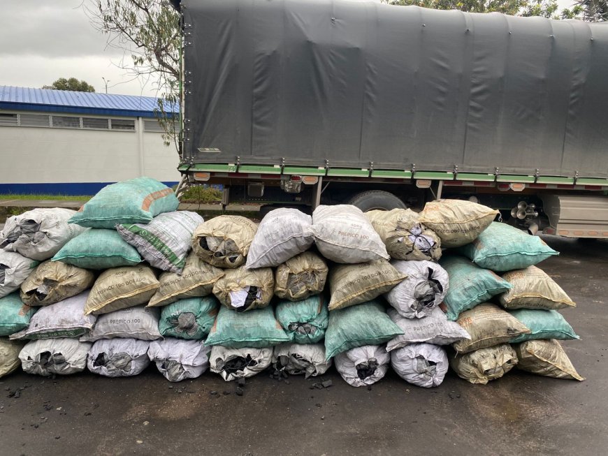 Autoridades decomisan 69 bultos de carbón vegetal sin salvoconducto en operativo vial en Briceño, Cundinamarca