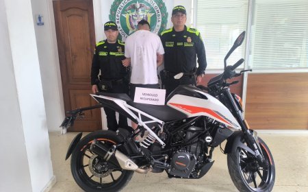 Capturados dos sujetos y se recuperó una motocicleta hurtada en El Colegio.