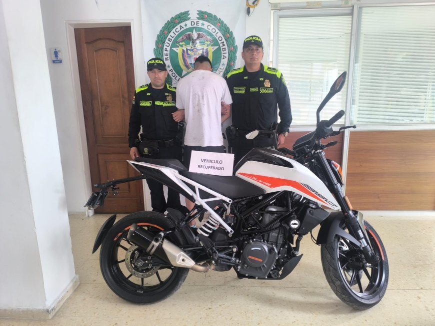 Capturados dos sujetos y se recuperó una motocicleta hurtada en El Colegio.