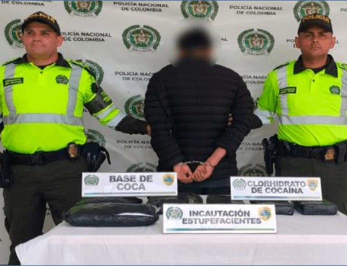 La Policía Nacional capturó a un joven cuando intentaba transportar estupefaciente fajado a su cuerpo, en la vía Fusagasugá-Bogotá.