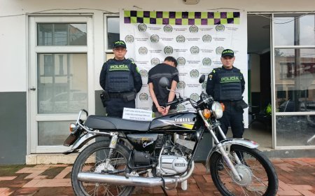 En Albán, Cundinamarca, la policía logra la captura de un hombre y la recuperaciónde una motocicleta.