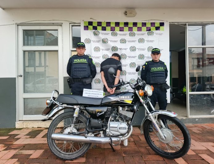 En Albán, Cundinamarca, la policía logra la captura de un hombre y la recuperaciónde una motocicleta.
