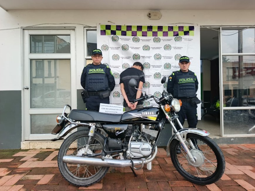 En Albán, Cundinamarca, la policía logra la captura de un hombre y la recuperaciónde una motocicleta.